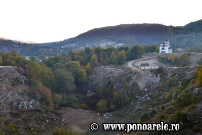 Zătonul Mic, fără apă, şi biserica nouă
